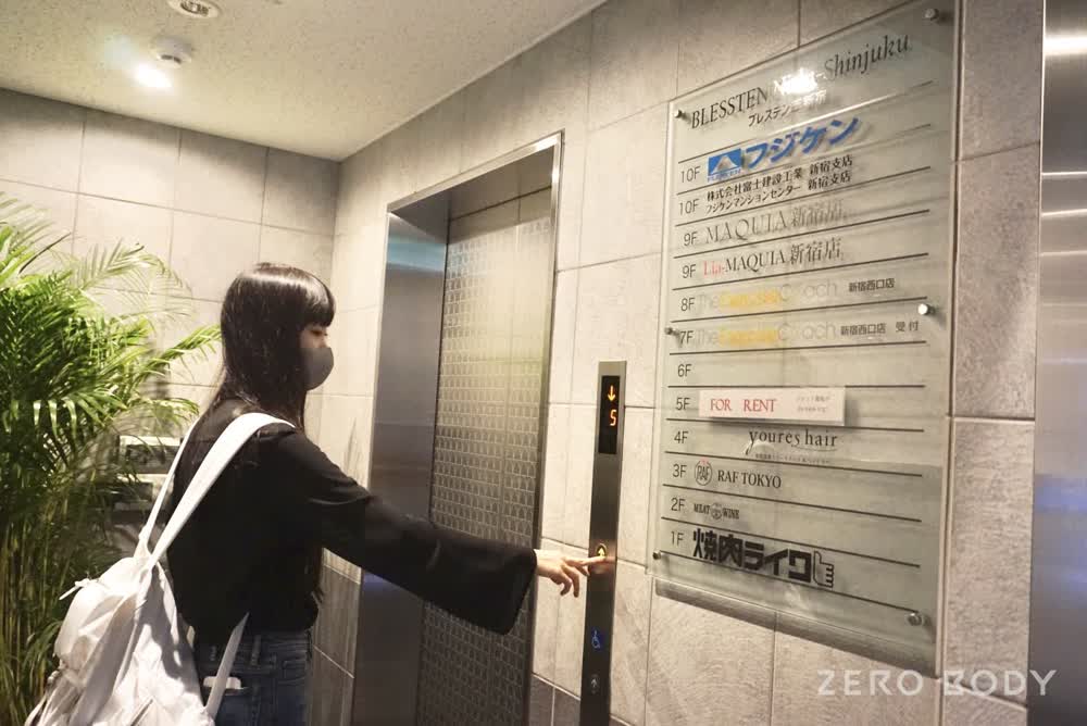 エクササイズコーチ新宿西口店のビルのエレベーター